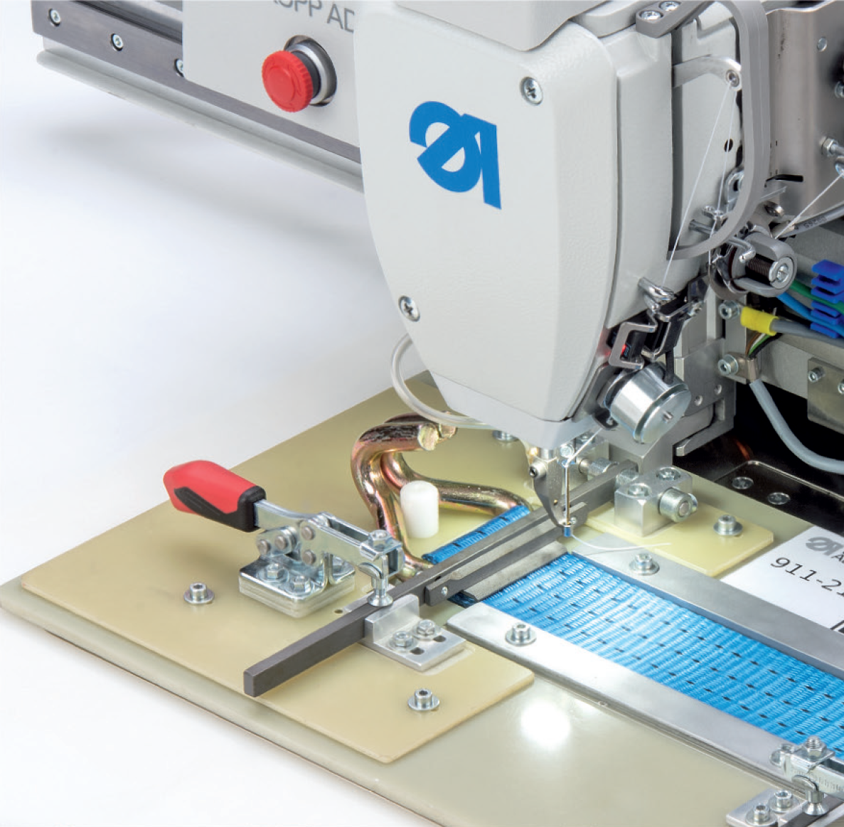 Dürkopp Adler 911-211-3020-10 CNC Kontrollü, Otomatik Klemp Sistemli, 380 x 200 mm Çalışma Alanı, Sıcak İplik Kesmeli Dikiş Otomatı